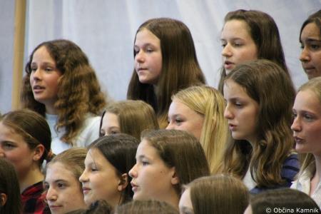 Otroci Osnovne šole Šmartno v Tuhinju z glasbo razpeli jadra (34)